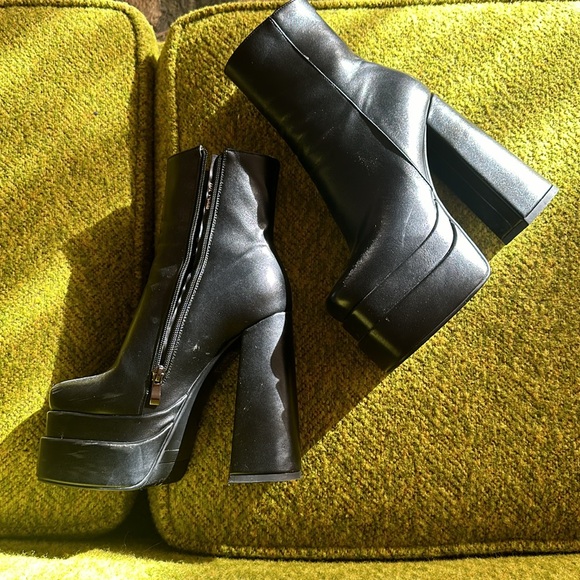 Cute platform boots you can walk in comfortably - Picture 3 of 5